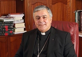 El obispo Bernardo Álvarez, en su despacho.