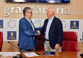 Juan Díaz, consejero de Empleo del Cabildo, y Alberto Cabré, presidente de la Fundación Universitaria.