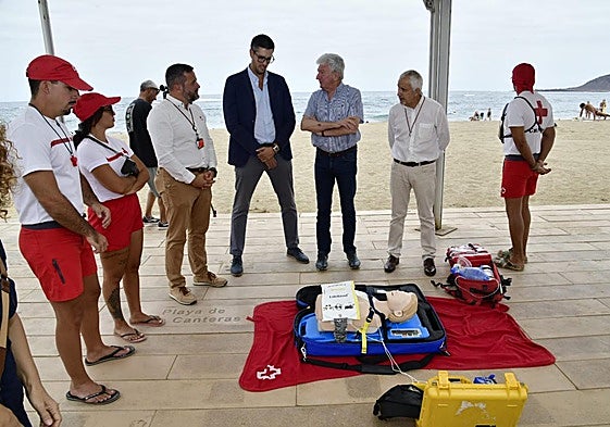 Imagen de la presentación del nuevo sistema de reanimación que se empleará en la playa de Las Canteras