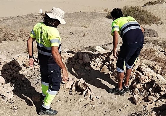 Limpieza costera por personal de La Oliva.