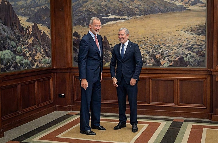El Rey Felipe VI junto al presidente de Canarias, Fernando Clavijo, en su llegada a Tenerife en la tarde de este miércoles.