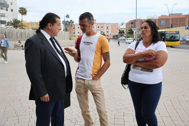 La pareja afectada, Shirley Correia y José Francisco Fernández, junto a su abogado.