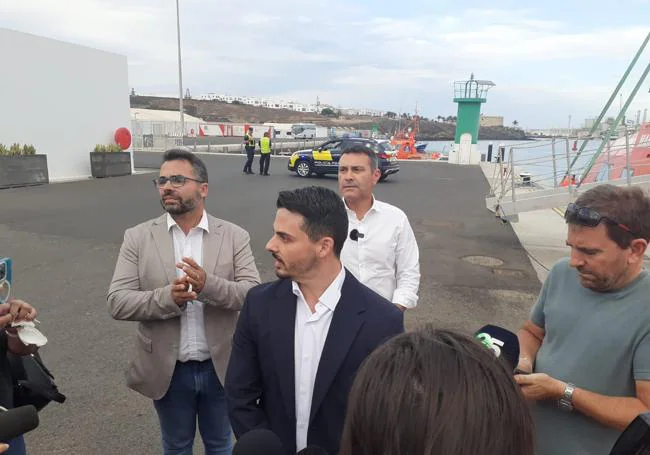 David Toledo, secretario nacional de organización de CC (c); Echedey Eugenio, secretario de organización de CC (i); y Oswaldo Betancort, presidente del Cabildo de Lanzarote (d).