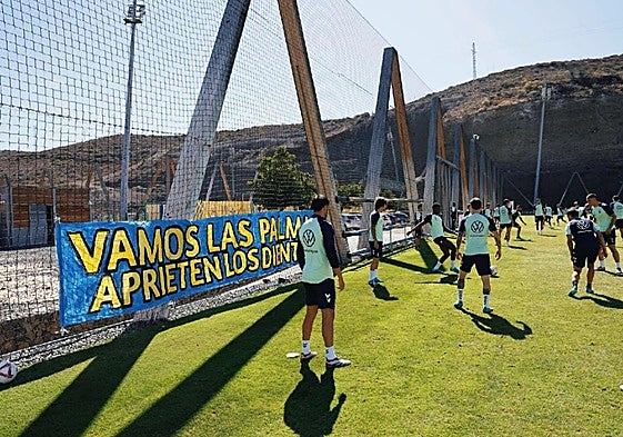 Imagen de la pancarta colocada por el grupo en el entrenamiento de este viernes.