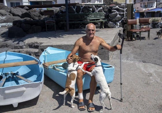 Antonio Ramos y sus perrillos, en La Bombilla.