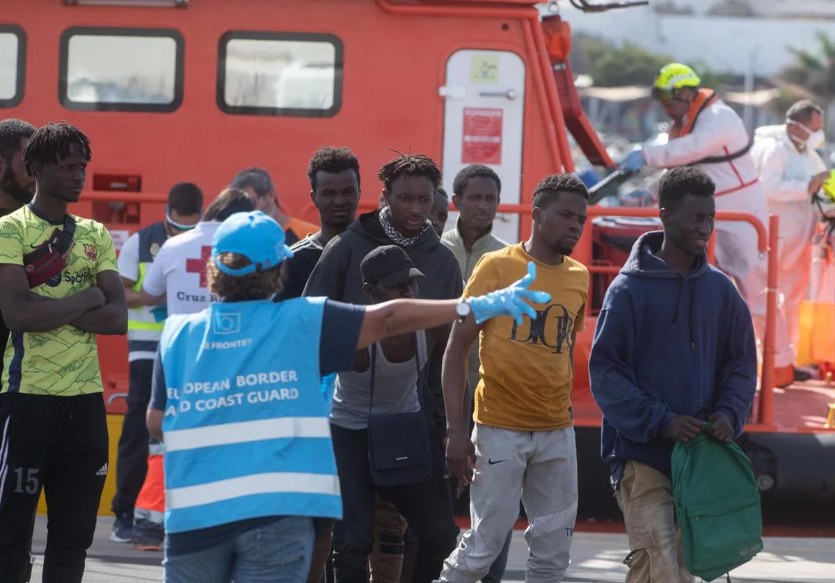 Más de 2.500 migrantes han llegado a las costas canarias en la última semana