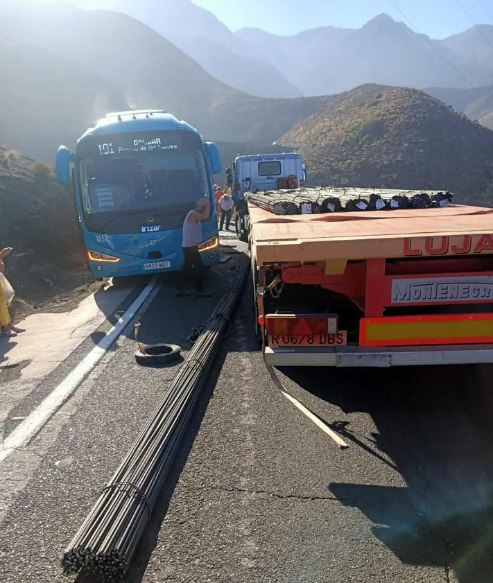 Imagen secundaria 2 - Reabre al tráfico la GC-2 tras el choque entre una guagua y un camión