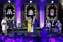 Premiados con autoridades.