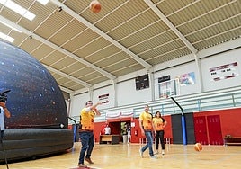 El alcalde David de Vera tira el balón en presencia de concejales y Janey Castañeyra, del colectivo MERACAS.