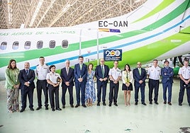 Imagen de las autoridades posando con el aparato de Binter que lucirá el logo del 200º aniversario de la Policía Nacional.