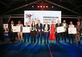 Galardonados y autoridades, al finalizar el acto.