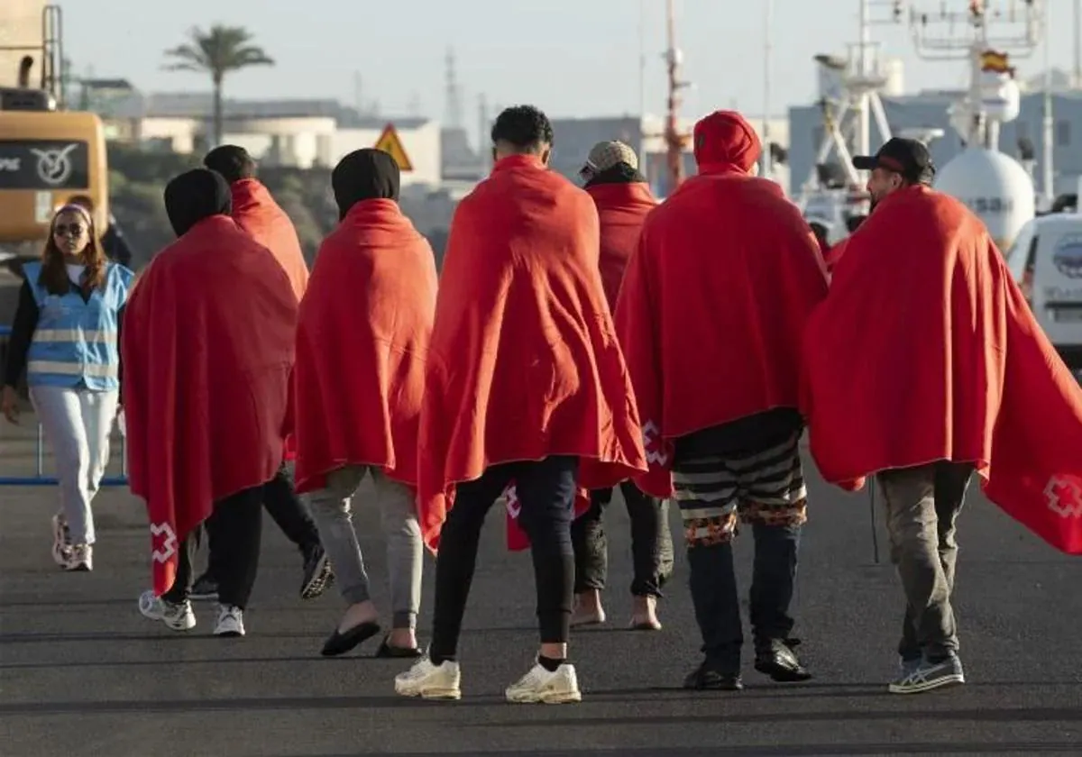 Dos menores migrantes pasan tres días con la Policía en Fuerteventura a la espera de la acogida