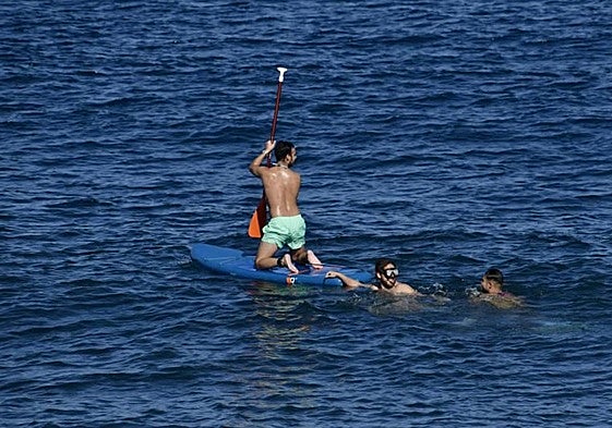 La playa, la mejor aliada de la población canaria para combatir el calor.