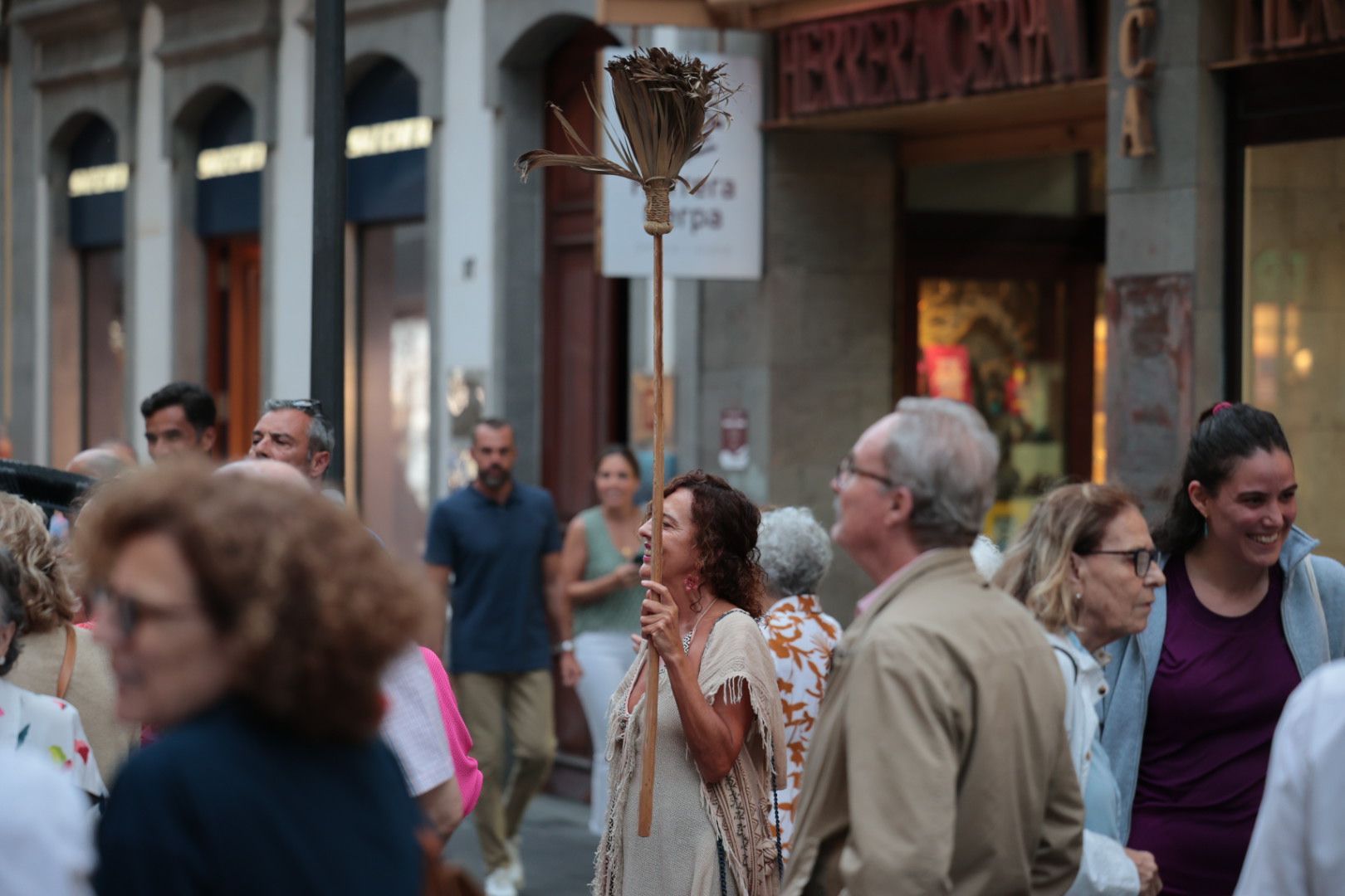 La manifestación en Triana ante la limpieza, en imágenes