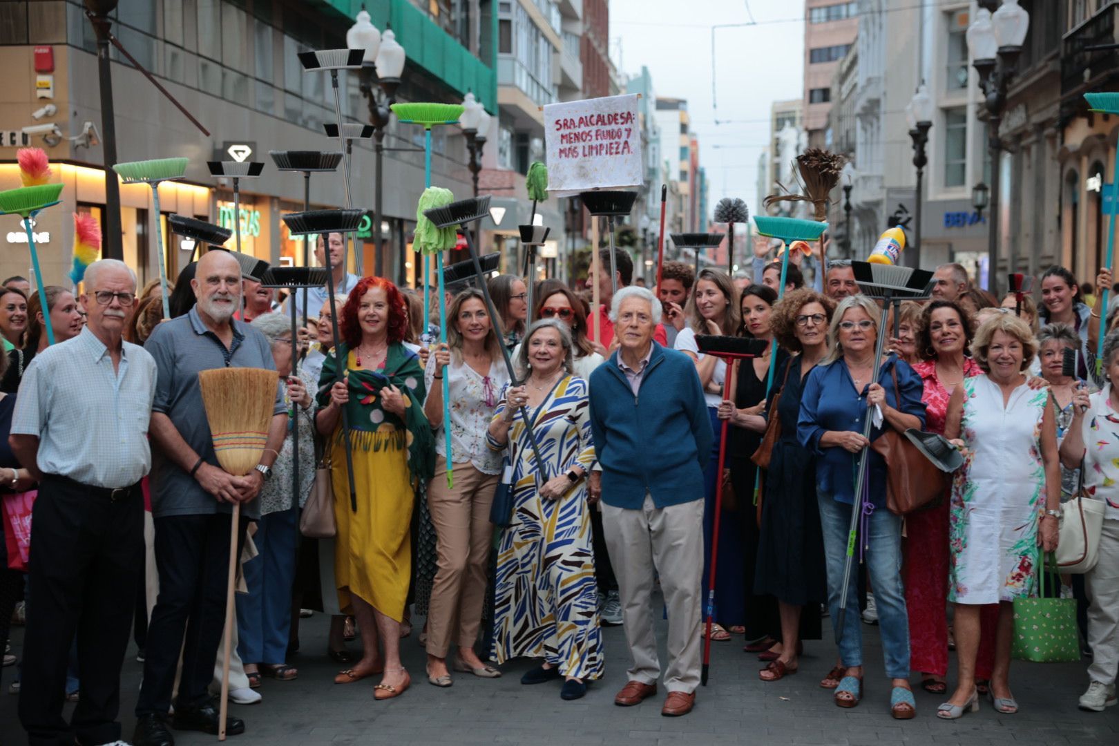 La manifestación en Triana ante la limpieza, en imágenes