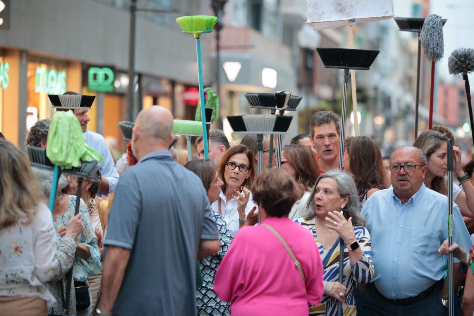 La manifestación en Triana ante la limpieza, en imágenes