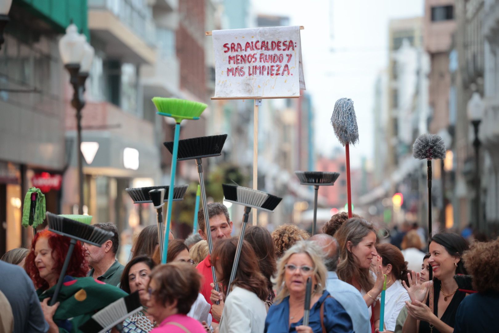 La manifestación en Triana ante la limpieza, en imágenes