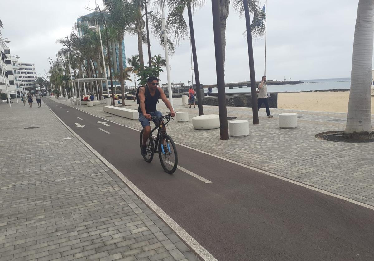 Carril para ciclistas en el paseo de la playa de El Reducto.