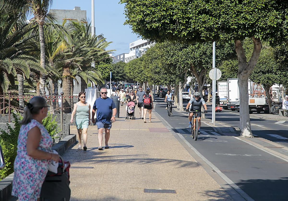 Vista parcial de la avenida de Las Playas de Puerto del Carmen.