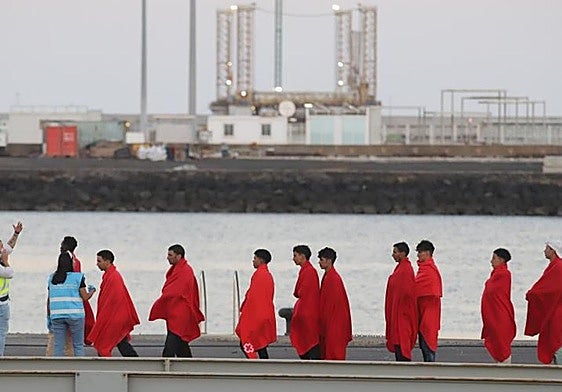 Un grupo de migrantes, entre ellos menores, rescatado en aguas cercanas a Lanzarote.
