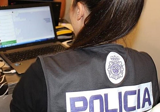 Una agente de la Policía Nacional.