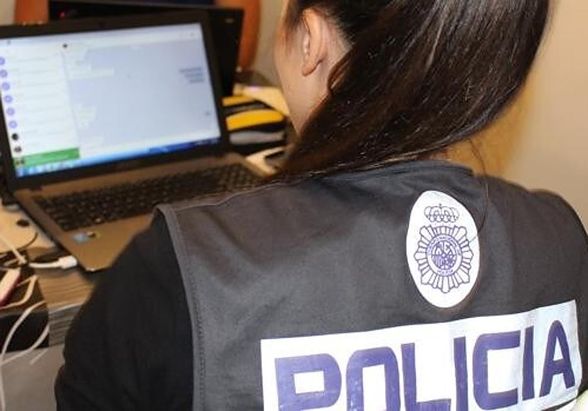 Una agente de la Policía Nacional.