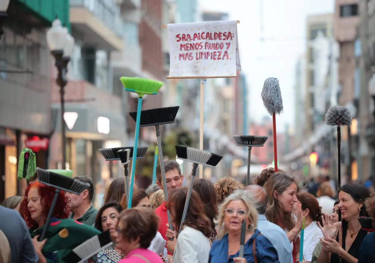 Cepillos al aire durante la manifestación de este jueves en la calle Triana.