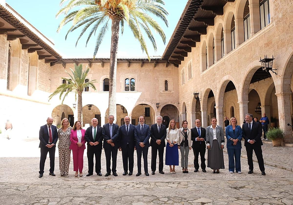 Imagen principal - Astrid Pérez asiste a la primera reunión de presidencias de todos los parlamentos nacionales