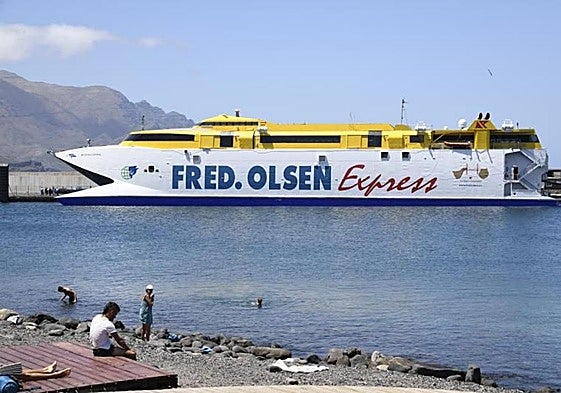 Un fast-ferry de Fred Olsen atracado en el Puerto de Las Nieves de Agaete.