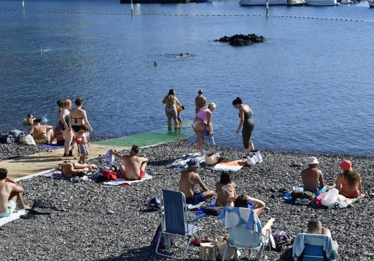 Varios bañistas sofocan el calor en Agaete.