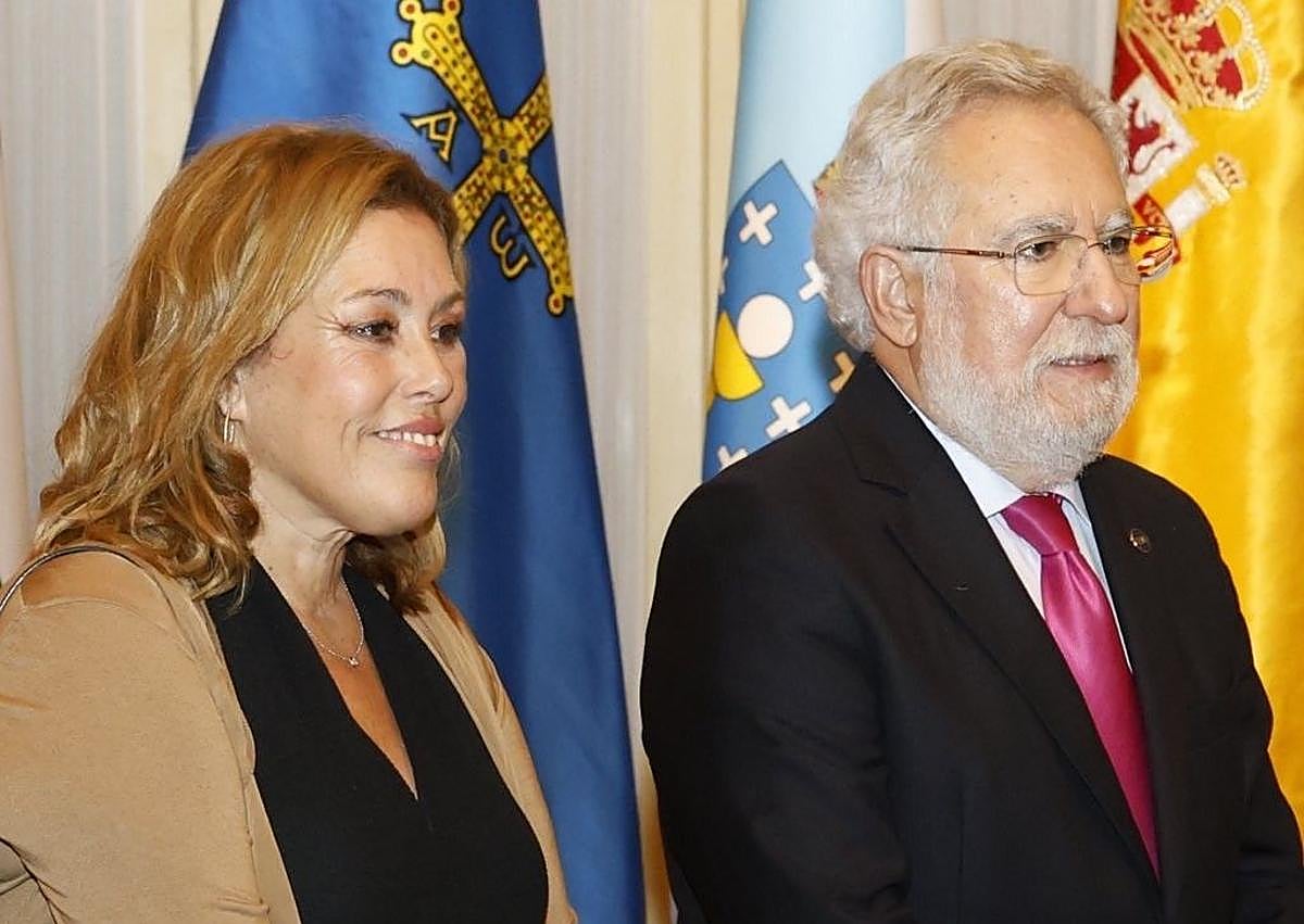 Imagen secundaria 1 - Astrid Pérez es recibida en el Parlamento balear firmando en el Libro de Honor