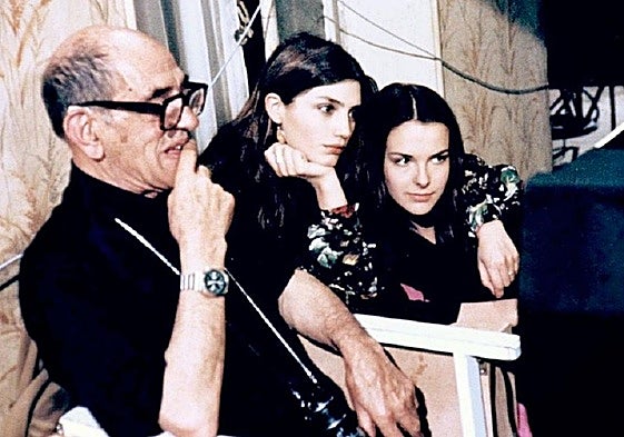 Buñuel, con Carol Bouquet y Ángela Molina en el rodaje.