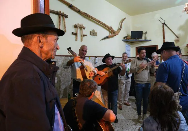 Una de las parrandas de Los Amigos del Jueves en las fiestas de la Peña, en el bar Perera.