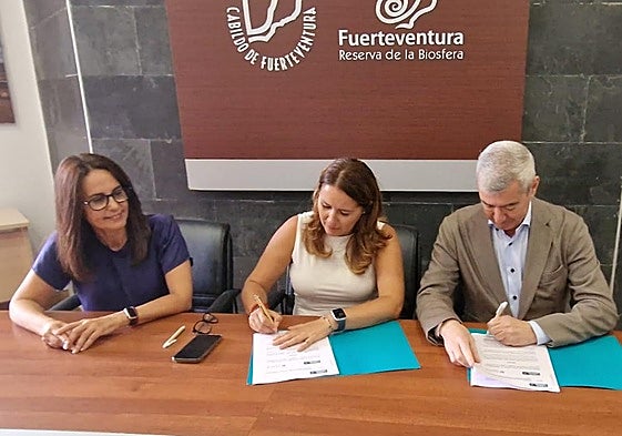 La consejera Lolina Negrín, la presidenta Lola García y el presidente de Fauca, Abbas Moujir.