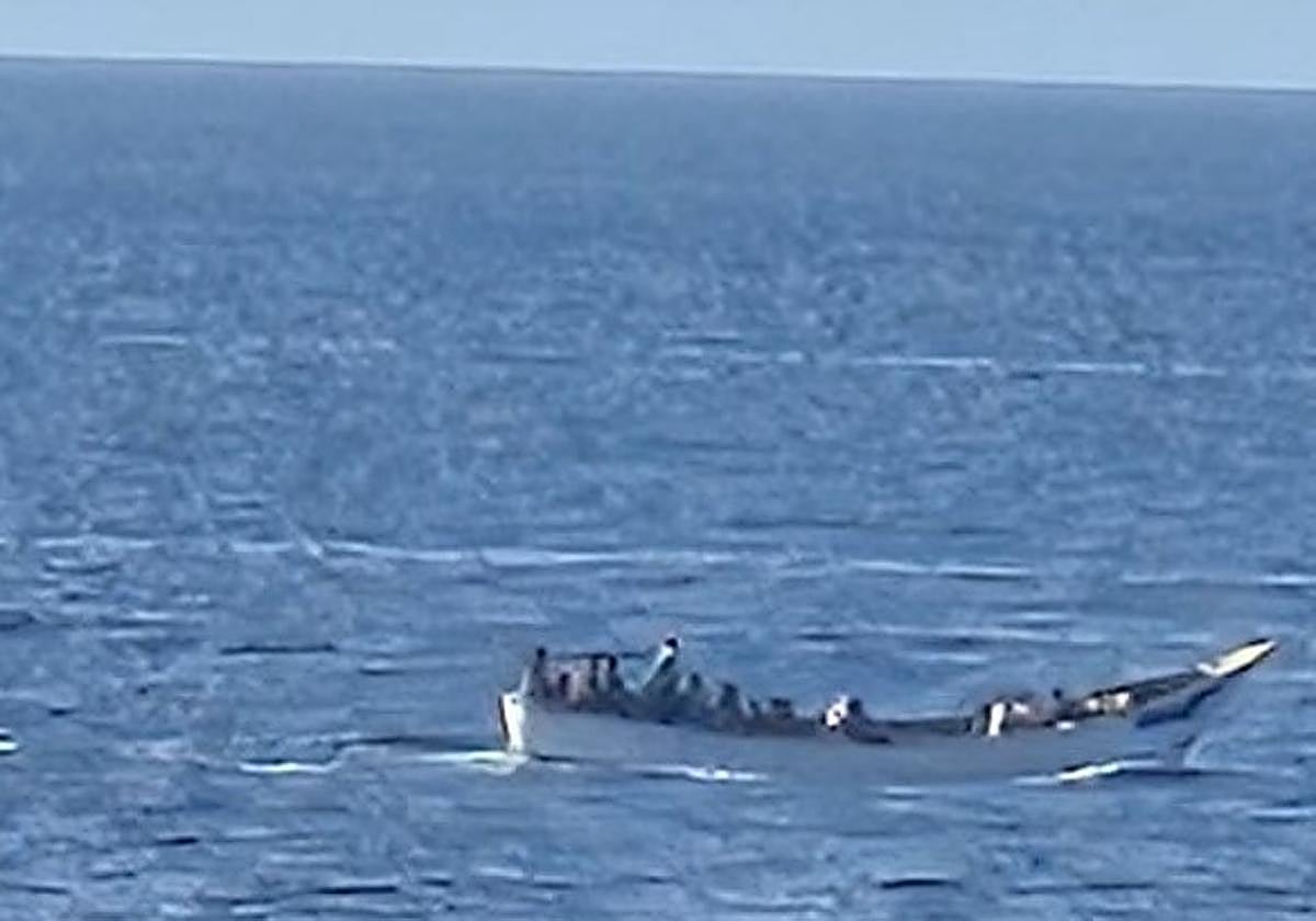 Un barco de Fred Olsen se cruza con una patera próxima a Los Cristianos