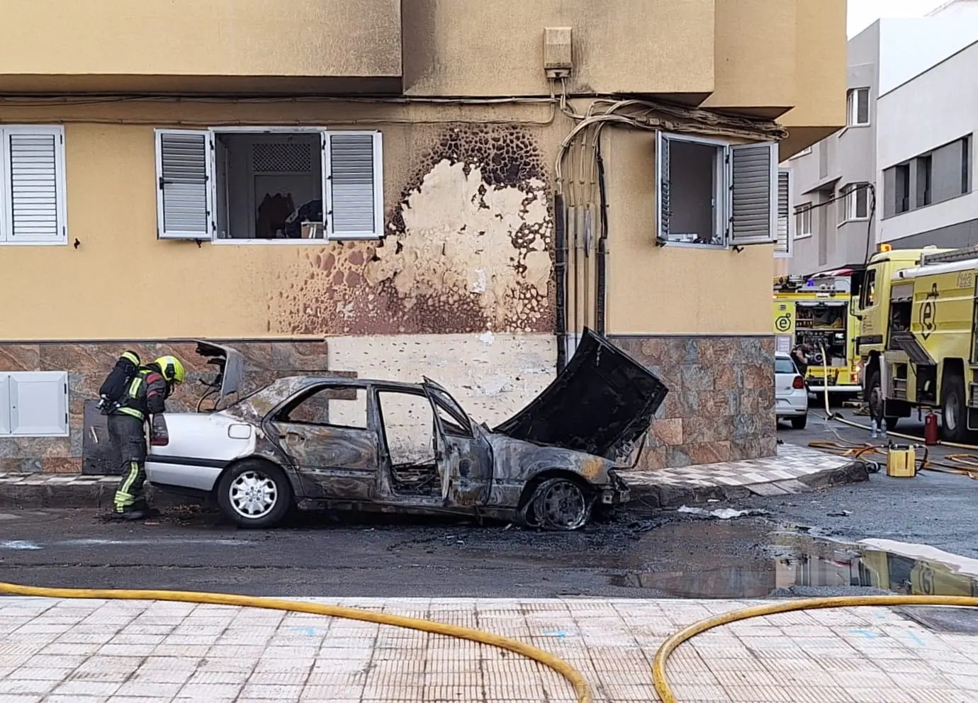 Imagen del vehículo incendiado.