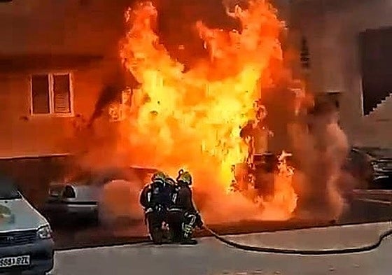 Imagen del vehículo incendiado.