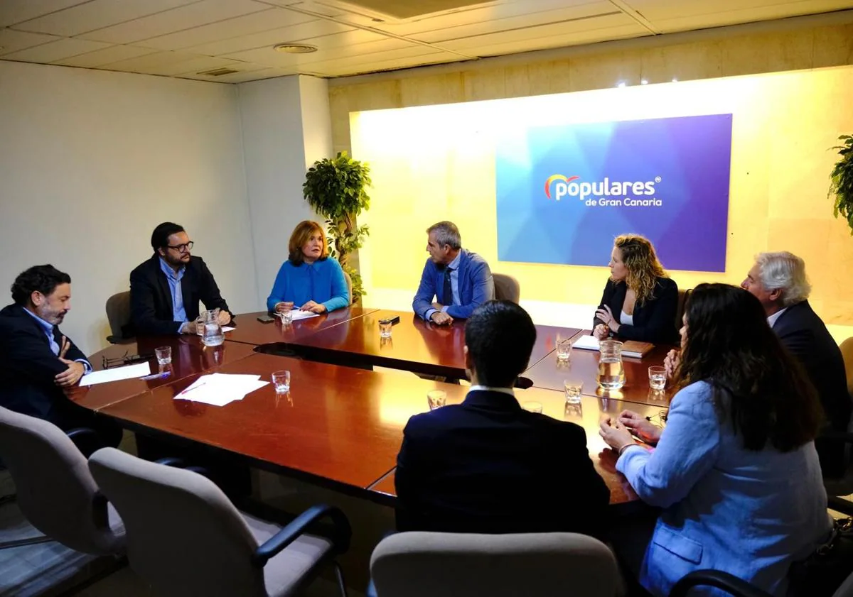 Imagen principal - Reunión mantenida entre Domínguez y los diputados y senadores populares.