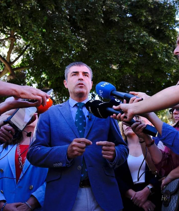 Imagen secundaria 2 - Reunión mantenida entre Domínguez y los diputados y senadores populares.