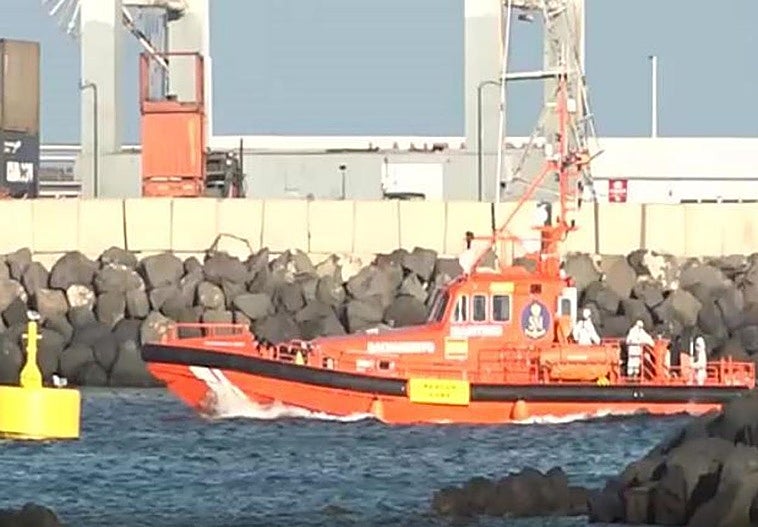 La llegada de una patera a Arrecife.