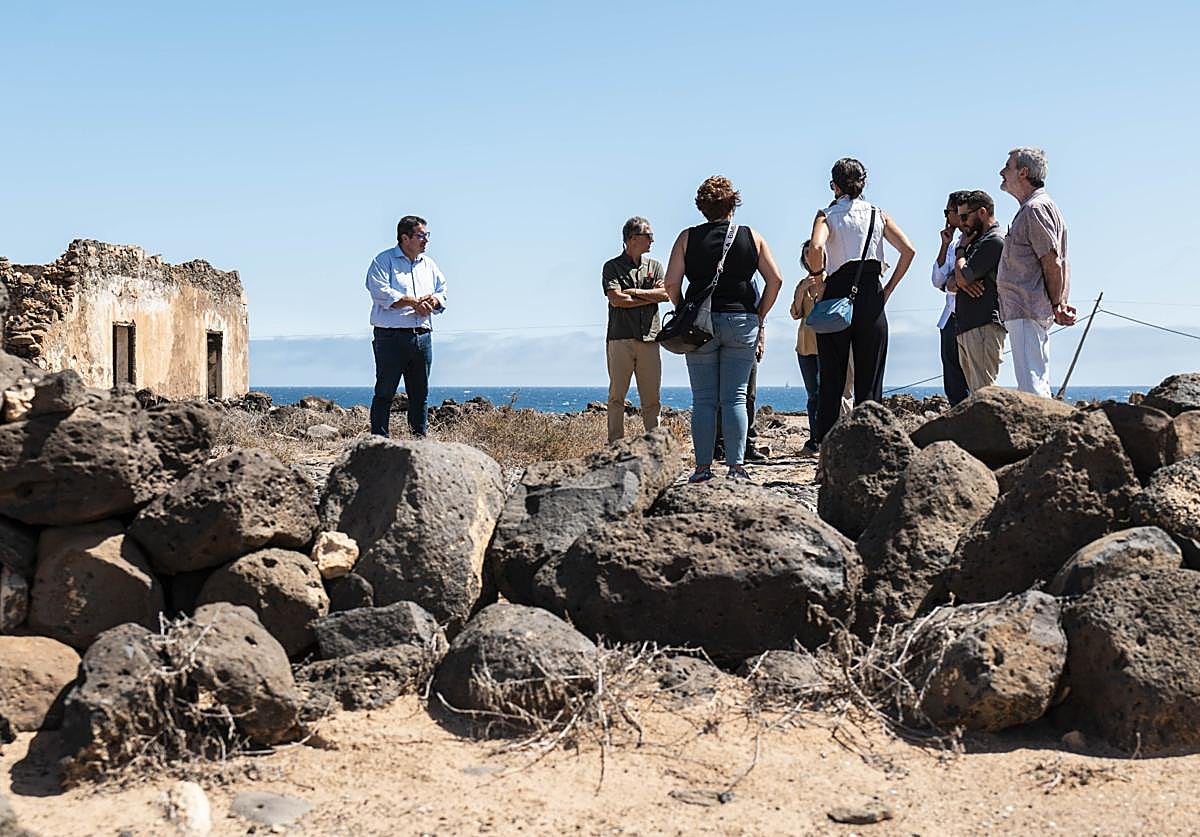 El alcalde David de Vera y el concejal de Patrimonio Cultural, David de León, con parte del equipo redactor del catálogo.