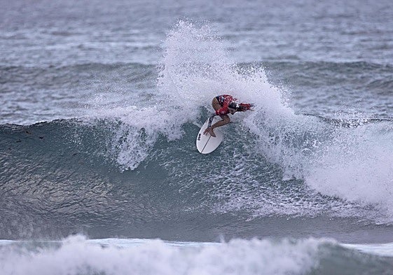 Melania Suárez coge una ola en La Cícer.