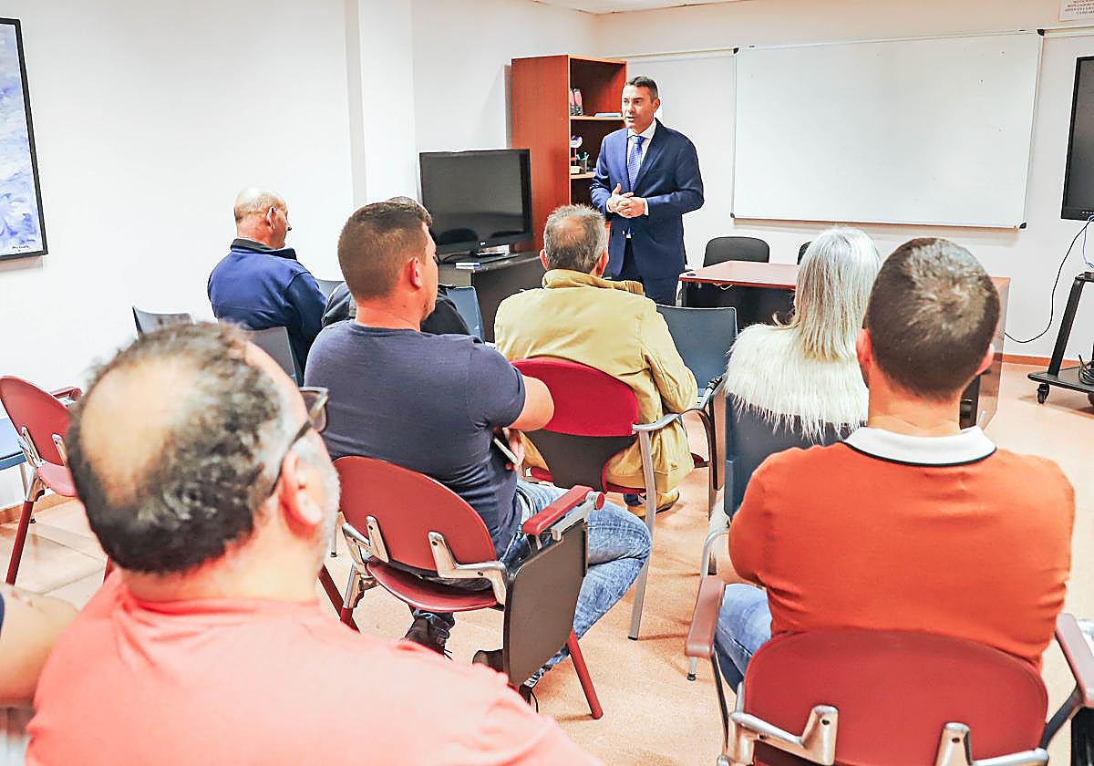 Oswaldo Betancort en un encuentro reciente con ganaderos.