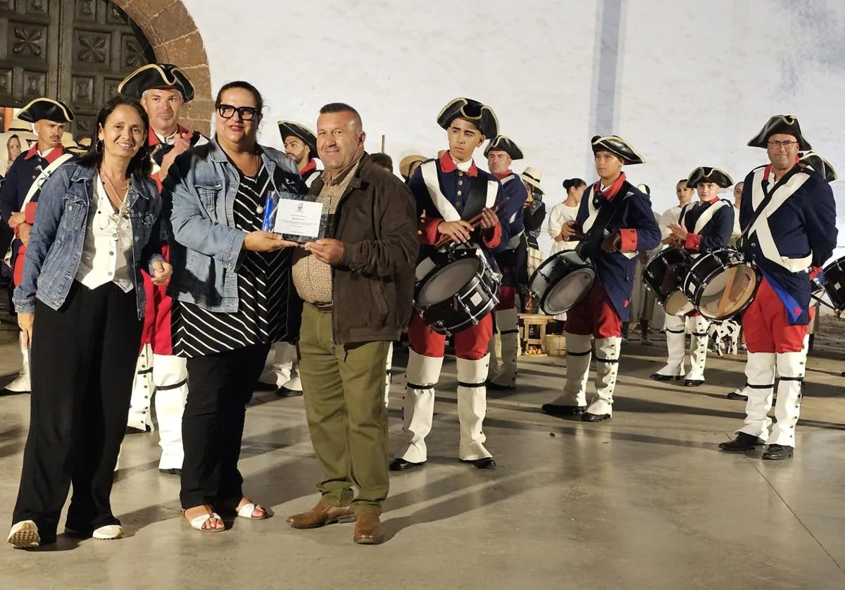 El alcalde Matías Peña recibe la placa conmemorativa de las fiestas juradas de manos de la alcaldesa de Tuineje, Candi Umpiérrez, en presencia de la Banda de San Miguel.