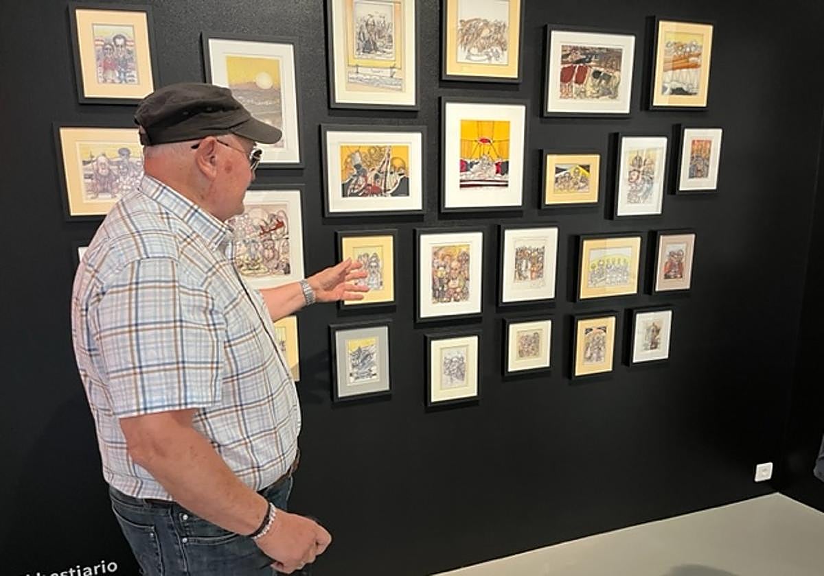 Santiago Alemán junto a parte de sus creaciones ahora dispuestas en Haría.