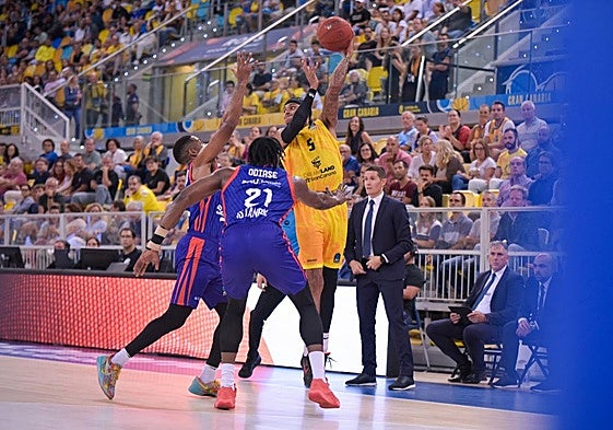 Caleb Homesley busca un pase.