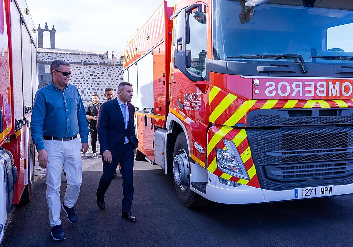 Oswaldo Betancort y Kiko Aparicio supervisando material.