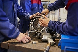 Imagen de archivo de alumnado de mecánica en un aula.