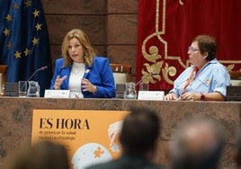 La presidenta del Parlamento canario, Astrid Pérez (i), y la presidenta de la Federación de Salud Mental de Canarias, Cristina Acosta (d).