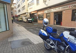 Agente de Arrecife sancionando vehículos en zona de carga y descarga.